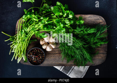 Zutat für saure Sahne Sauce mit Knoblauch, Dill und Gewürzen auf rustikalen Hintergrund mit Kopie Raum Stockfoto