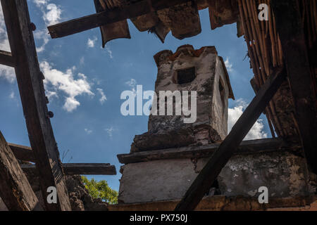 Alten verfallenen Haus mit einem eingestürzten Dach, der Himmel und ein Kamin sind sichtbar Stockfoto