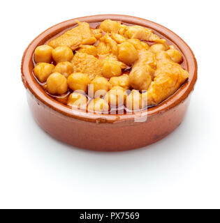 Kichererbsen mit Kutteln (callos) im Tontopf. Auf weissem Hintergrund. Stockfoto