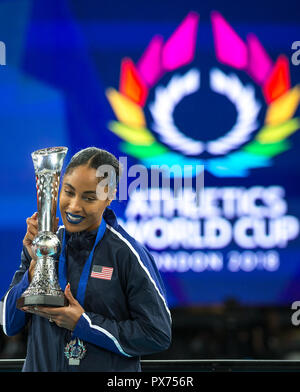 USA Captain Königin Harrison hebt die Trophäe als Team USA Sieg Während der Leichtathletik WM 2018 bei den Olympischen Park, London, England feiern auf Stockfoto