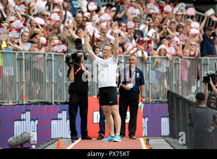 Langer Damenpullover Greg Rutherford der GBR bei seinem letzten Auftritt im Londoner Stadion bei Tag 2 der Muller Geburtstag Spiele Leichtathletik in London Stockfoto