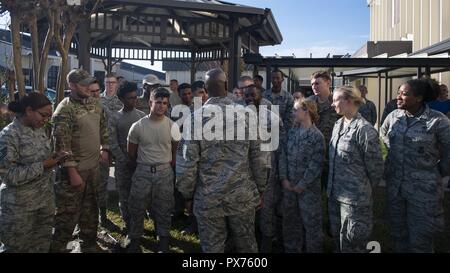 Chief Master Sgt. der Air Force Kaleth O, 14. Oktober 2018. Wright spricht mit Flieger an der Tyndall Air Force Base in Florida, Okt. 14, 2018. Air Force Senior Leaders tourte Tyndall Air Force Base die Schäden von Hurrikan, Michael, einer der intensivsten tropische Wirbelstürme, die je in den USA (US-Hit zu bewerten Air Force Foto von älteren Flieger Joseph auswählen). () Stockfoto