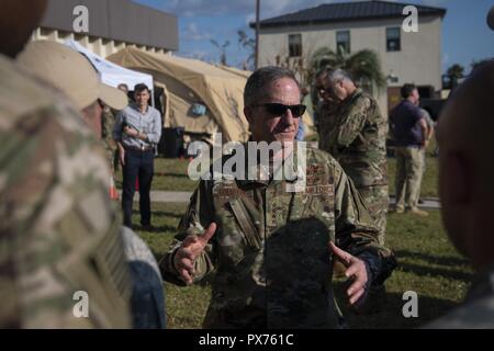 Luftwaffe Stabschef General David L. Goldfein mit Flieger an der Tyndall Air Force Base in Florida, Oktober 14, 2018, 14. Oktober 2018 spricht. Air Force Senior Leaders tourte Tyndall Air Force Base die Schäden von Hurrikan, Michael, einer der intensivsten tropische Wirbelstürme, die je in den USA (US-Hit zu bewerten Air Force Foto von älteren Flieger Joseph auswählen). () Stockfoto