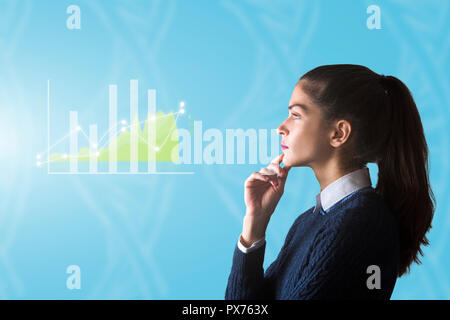 Junge Frau denkt, mixed media Konzept über innovative Business Stockfoto