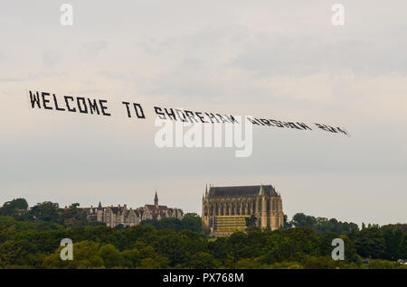 Willkommen bei der Shoreham Airshow, die vor dem Start der Shoreham Airshow mit Lancing College Beyond ein Banner gezogen hat Stockfoto