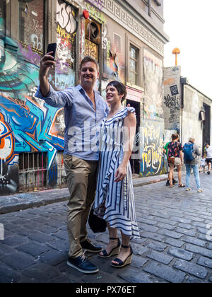 Touristen bewundern Street Art in Hosier Lane; einer der kultigsten Melbourne Street Art lane Wege und eine touristische Attraktion. Stockfoto