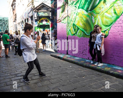 Touristen bewundern Street Art in Hosier Lane; einer der kultigsten Melbourne Street Art lane Wege und eine touristische Attraktion. Stockfoto