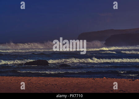 Cuberris Strand, ideal für sulfistas für seine Wellen das ganze Jahr über in Bareyo, Kantabrien, Spanien, Europa Stockfoto