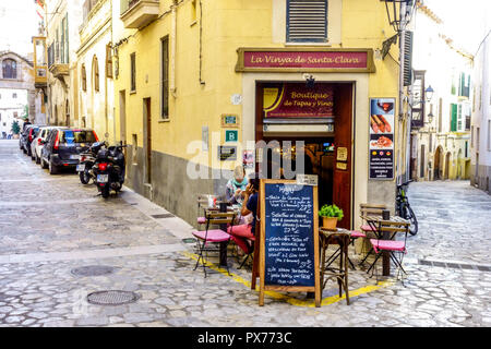 Palma de Mallorca Straßencafé, Straßenecke Bar in Palma Altstadt, Spanien Stockfoto