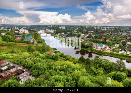 Blick vom Glockenturm des Borisoglebsky Kloster in Torschok, Russland Stockfoto
