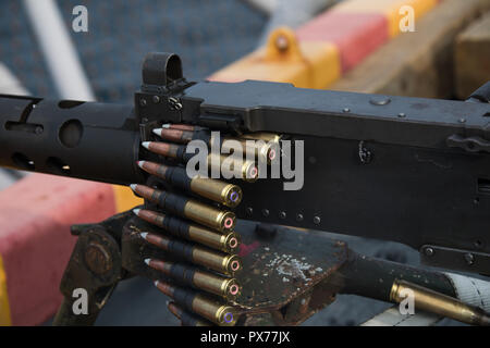 Ein Marine mit Waffen Firma, Bataillon Landung Team, 2nd Battalion, 5th Marines, Brände ein M2. 50-Kaliber Browning machine gun während Treffsicherheit Ausbildung an Bord der Amphibisches Schiff USS Wasp (LL 1), unterwegs in der East China Sea, 17. Okt. 2018. Waffen Firma Marines durchgeführt diese Ausbildung mit automatischer Waffensysteme während des Falles Patrouille zu unterstützen. Die 31 Marine Expeditionary Unit, die Marine Corps' nur kontinuierlich vorwärts - bereitgestellt MEU, bietet eine flexible Kraft bereit, eine breite Palette von militärischen Operationen auszuführen. (U.s. Marine Corps Foto von Lance Cpl. Angelo Stockfoto