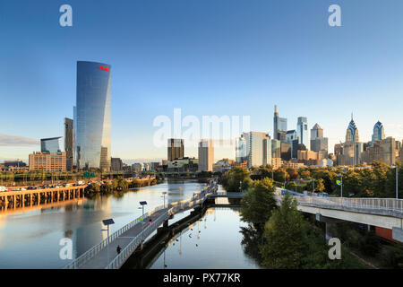 Philadelphia Skyline und Highway 76 mit Schuylkill River Park Promenade im Sommer bei Nacht, Philadelphia, Pennsylvania, USA Stockfoto