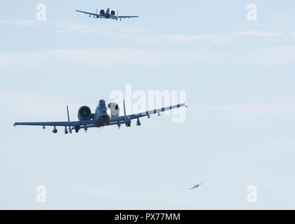 Us Air Force A-10 Thunderbolt II Piloten auf der 74th Fighter Squadron zugeordnet von Moody Air Force Base, Ga, ein Erscheinen des Kraft während Hawgsmoke an Kanone Reihe, Mo, 18. Oktober 2018 demonstrieren. Die 74 FS vor Kurzem eine 7 Monat Einsatz zur Unterstützung der Operation inhärenten Lösen. (U.S. Air Force Foto von älteren Flieger Missy Sterling) Stockfoto