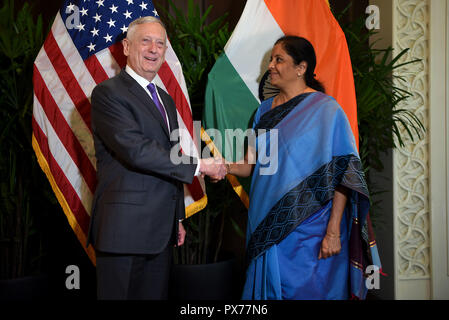 Us-Verteidigungsminister James N. Mattis erfüllt mit dem indischen Minister für Verteidigung Nirmala Sitharaman auf die ASEAN-Tagung der Verteidigungsminister, Singapur, Okt. 19, 2018. (DOD Foto von Lisa Ferdinando) Stockfoto