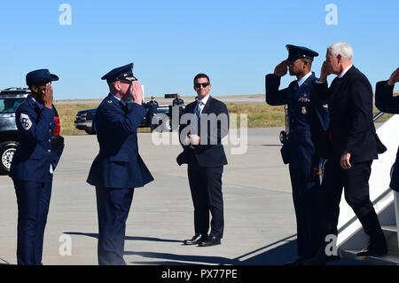 Kol. Troy Endicott, 460Th Space Wing Commander, und Chief Master Sgt. Tamar Dennis, 460Th SW Befehl Chief, grüßen U.S. Vice President Mike Pence nach seiner Ankunft zu Buckley Air Force Base, Colorado, Okt. 18, 2018. Pence nahm sich die Zeit, Flieger Grüße, ihre Familien und die Ehegatten vor der Abreise für ein Ereignis in Denver. (U.S. Air Force Foto von älteren Flieger Codie Collins) Stockfoto