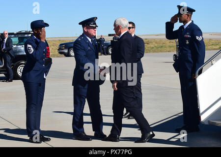 Kol. Troy Endicott, 460Th Space Wing Commander, und Chief Master Sgt. Tamar Dennis, 460Th SW Befehl Chief, grüßen U.S. Vice President Mike Pence nach seiner Ankunft zu Buckley Air Force Base, Colorado, Okt. 18, 2018. Pence nahm sich die Zeit, Flieger Grüße, ihre Familien und die Ehegatten vor der Abreise für ein Ereignis in Denver. (U.S. Air Force Foto von älteren Flieger Codie Collins) Stockfoto