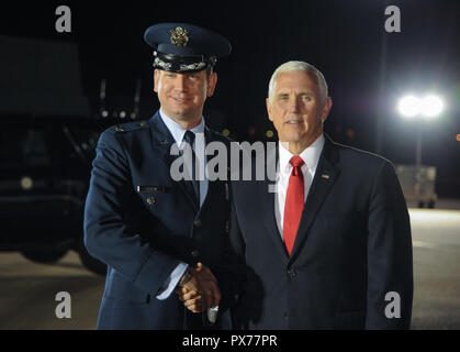 Vice President Mike Pence wirft mit Oberst Mark Baran, 22 Luftbetankung Flügel stellvertretender Kommandeur auf der Flightline Okt. 18, 2018 McConnell Air Force Base, Kansas. Pence kam zu McConnell für off-base Event und traf kurz mit base Führung. (U.S. Air Force Foto von älteren Flieger Jenna K. Caldwell) Stockfoto