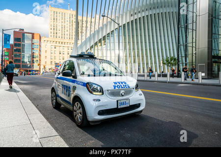 2016 Smart ForTwo NYPD edition außerhalb 9/11 Memorial Museum Stockfoto