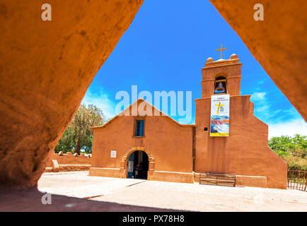 SAN PEDRO DE ATACAMA, CHILE - Januar 18, 2018: Blick auf die katholische Kirche. Kopieren Sie Platz für Text Stockfoto