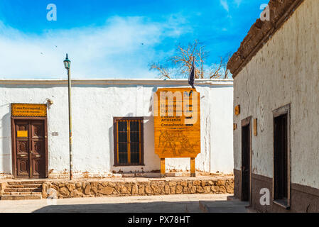 SAN PEDRO DE ATACAMA, CHILE - Januar 18, 2018: Blick auf die Fassade des Gebäudes im Zentrum der Stadt Stockfoto