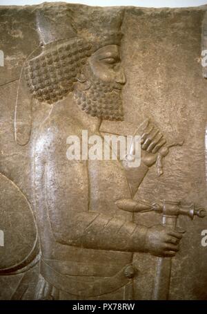 Plastische Relief mit der Darstellung eines Median Squire (runde Kappe) bei einem Empfang mit König Darius I. 5. Jahrhundert v. Chr.. Von Persepolis (Iran). UNESCO-Weltkulturerbe. National Museum des Iran. Teheran, Islamische Republik Iran. Stockfoto