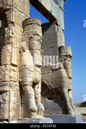 Persepolis. Tor aller Nationen (475 v. Chr.). Es wurde gebaut, im Auftrag von Xerxes I (486-465 v. Chr.). Westlichen Eingang, mit kolossalen Statuen der Bullen mit menschlichen Kopf und Flügel des Adlers eingerichtet. UNESCO-Weltkulturerbe. Die Islamische Republik Iran. Stockfoto