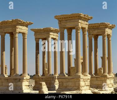 Syrien. Palmyra. Ansicht der Tetrapylon. UNESCO-Weltkulturerbe. (Bild vor dem syrischen Bürgerkrieg). Stockfoto