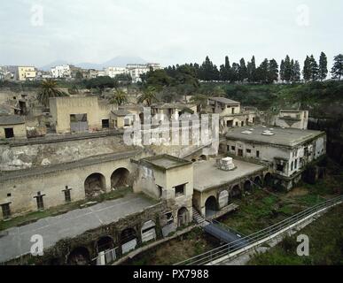 Herculaneum. Alte römische Stadt, die vom Ausbruch des Vesuv im Jahr 79 N.CHR. zerstört. Panoramablick. Im Vordergrund, Garten des Haus der Hirsche (Casa dei Cervi). Italien. Stockfoto