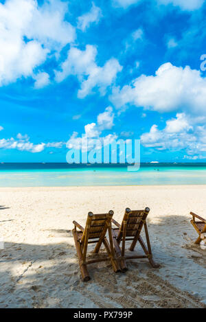 Blick auf den Sandstrand, Boracay, Philippinen. Kopieren Sie Platz für Text. Vertikale Stockfoto