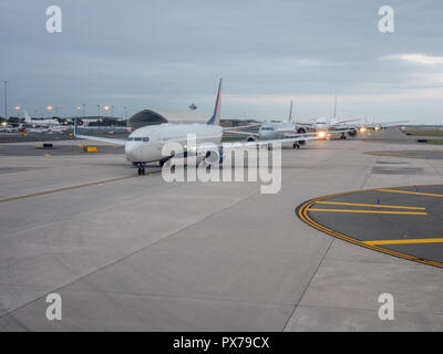 Mehrere Flugzeuge warten auf Weg am frühen Morgen zu nehmen Stockfoto