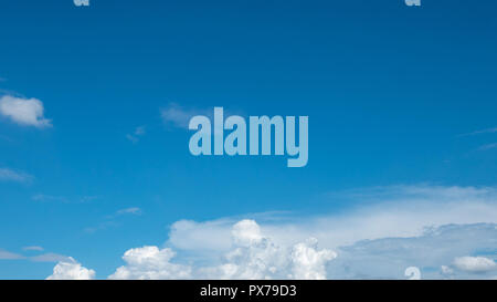 Blauer Himmel, bedeckt mit großen weißen Wolken Stockfoto