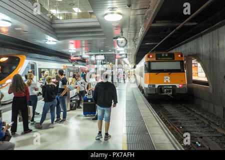 Renfe, Rodalies, R, Linie, Lokale, Schulen, Netzwerk, at, Placa Catalunya, Zug, Bahn, Bahnhof, Barcelona, Katalonien, Katalanisch, Katalonien, Spanien, Spanisch, Europa, Europäischen, Stockfoto