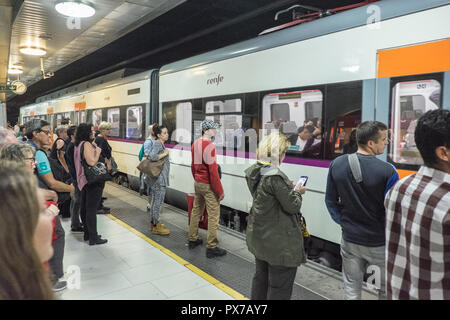 Renfe, Rodalies, R, Linie, Lokale, Schulen, Netzwerk, at, Placa Catalunya, Zug, Bahn, Bahnhof, Barcelona, Katalonien, Katalanisch, Katalonien, Spanien, Spanisch, Europa, Europäischen, Stockfoto