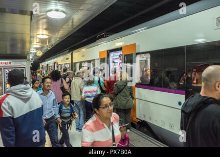 Renfe, Rodalies, R, Linie, Lokale, Schulen, Netzwerk, at, Placa Catalunya, Zug, Bahn, Bahnhof, Barcelona, Katalonien, Katalanisch, Katalonien, Spanien, Spanisch, Europa, Europäischen, Stockfoto