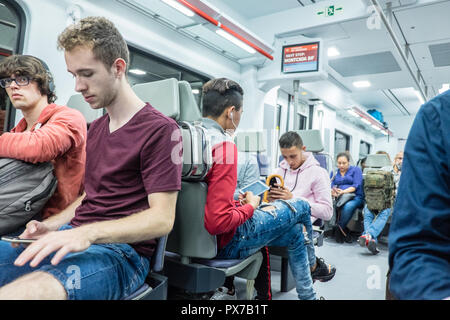 Renfe, Rodalies, R, Linie, Lokale, Schulen, Netzwerk, at, Placa Catalunya, Zug, Bahn, Bahnhof, Barcelona, Katalonien, Katalanisch, Katalonien, Spanien, Spanisch, Europa, Europäischen, Stockfoto