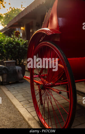 Eine helle rote Rikscha in einer Gasse in einem Pekinger Hutong - 2 Stockfoto