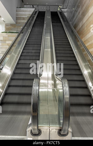 Fahrtreppen in ein leeres Einkaufszentrum in Hong Kong mit Motion blur Effekt - 3 Stockfoto