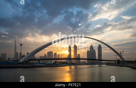 Dubai, Vereinigte Arabische Emirate, 20. Oktober 2018: Toleranz Brücke an der Dubai Wasserstraße bei Sonnenaufgang Stockfoto