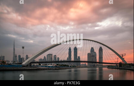 Dubai, Vereinigte Arabische Emirate, 20. Oktober 2018: Toleranz Brücke an der Dubai Wasserstraße bei Sonnenaufgang Stockfoto