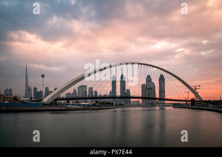 Dubai, Vereinigte Arabische Emirate, 20. Oktober 2018: Toleranz Brücke an der Dubai Wasserstraße bei Sonnenaufgang Stockfoto