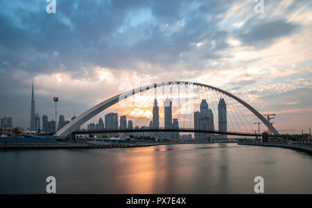 Dubai, Vereinigte Arabische Emirate, 20. Oktober 2018: Toleranz Brücke an der Dubai Wasserstraße bei Sonnenaufgang Stockfoto