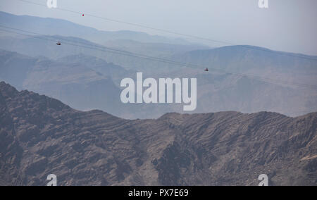 Person unten verschiebbaren Jebel Jais Berg über die weltweit längste Zip Line. Stockfoto