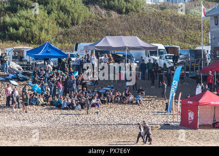 Eine Masse der Surfer sitzen auf den Fistral B; Gerade; jeder der Preise hat. Stockfoto