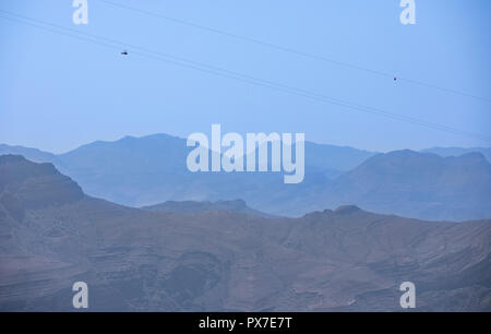 Person unten verschiebbaren Jebel Jais Berg über die weltweit längste Zip Line. Stockfoto