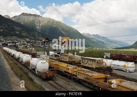 Den Bahnhof Samedan und hinter dem Flughafen Samedan im Oberengadin Stockfoto