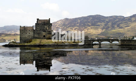 Das 13. Jahrhundert schottischen Castle, Eilean Donan Castle, sitzt auf einer kleinen Insel im Loch Duich und kann nur durch einen Damm erreicht werden. Das Schloss ist einer der beliebtesten und attraktivsten, Burgen in Schottland und Tausende von Touristen strömen mit seiner einzigartigen Lage jedes Jahr. Stockfoto