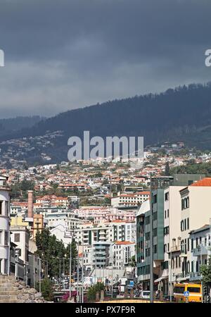 Funchal Blick auf die Straße und Sammeln Atlantic Storm clouds Stockfoto
