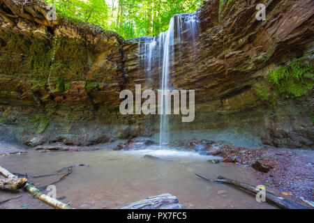 Deutschland, wunderschöne mystische Wasserfall über grüne Moos bedeckt Felsen Stockfoto