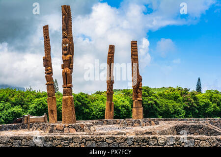 Poipu, Kauai, Hawaii, USA - 12. Mai 2018: Vier imposanten Tikis an der Kreuzung von Poipu Road und Hoowill Straße Stockfoto