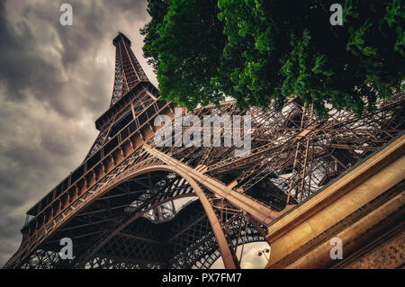 Blick auf Eiffelturm in Grungy dramatischen Stil, Paris, Frankreich Stockfoto